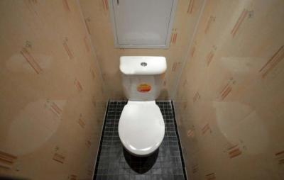 Отделка туалета ПВХ панелями &mdash; выбор материала и пошаговая инструкция по монтажу