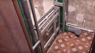 Отделка туалета ПВХ панелями &mdash; выбор материала и пошаговая инструкция по монтажу