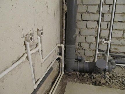 Как спрятать трубы в ванной: обзор лучших способов маскировки трубопровода