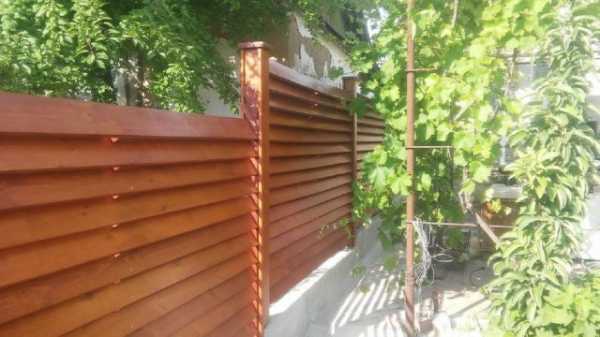 Как собрать забор-жалюзи из дерева, металла своими руками